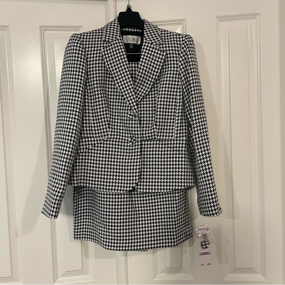 Women's Houndstooth Two-Button Skirt Suit Size 6P